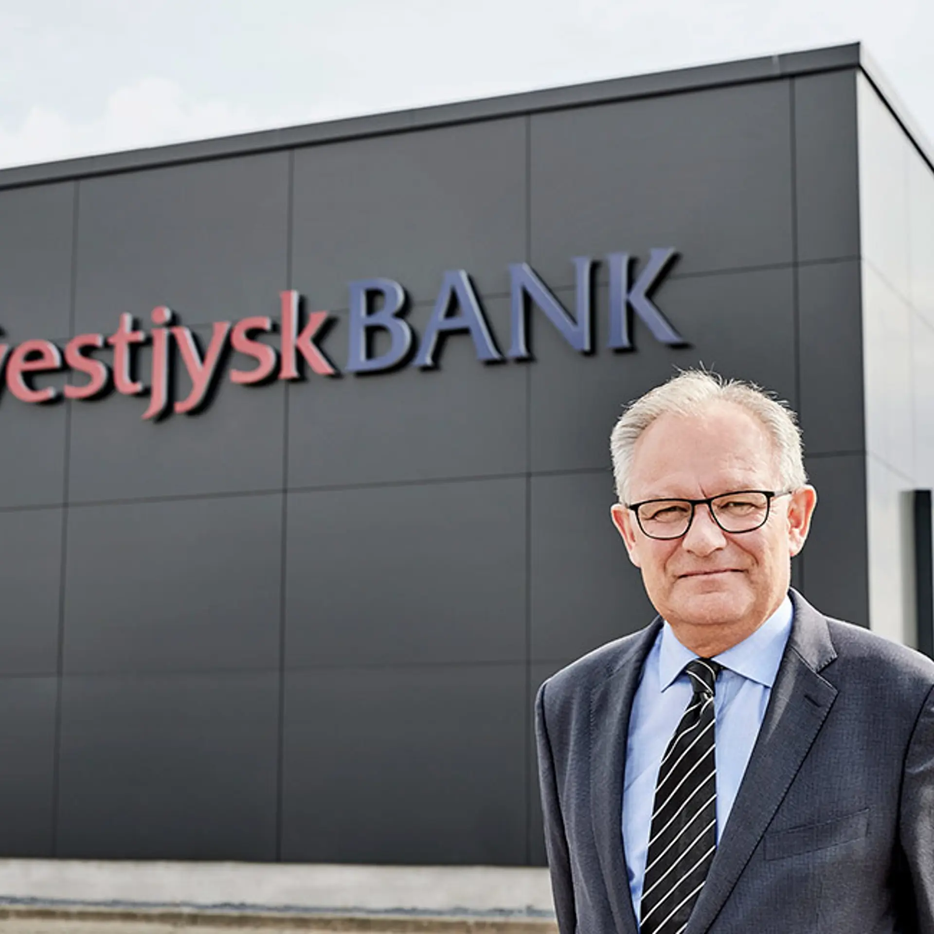 Adm bankdirektør Jan Ulsø Madsen står udenfor Vestjysk banks hovedsæde