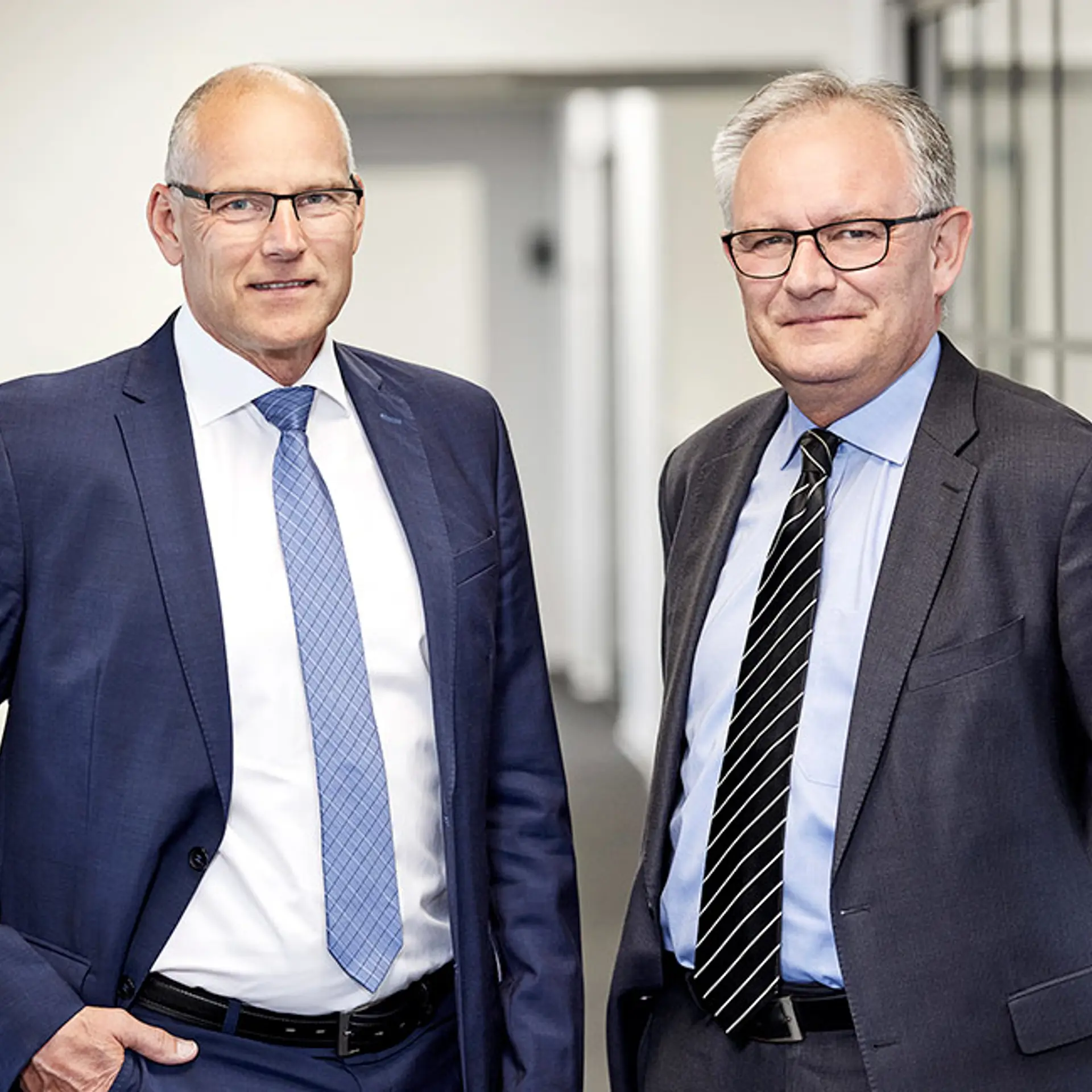 adm bankdirektør Jan Ulsø Madsen står sammen med bankdirektør Michael Nelander Petersen i Vestjysk Bank